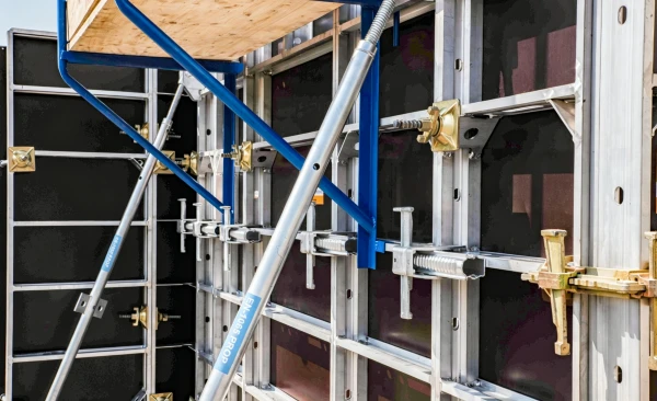 Formwork alignment clamp assembly for modular steel formwork system Formwork alignment clamp assembly for modular steel formwork system